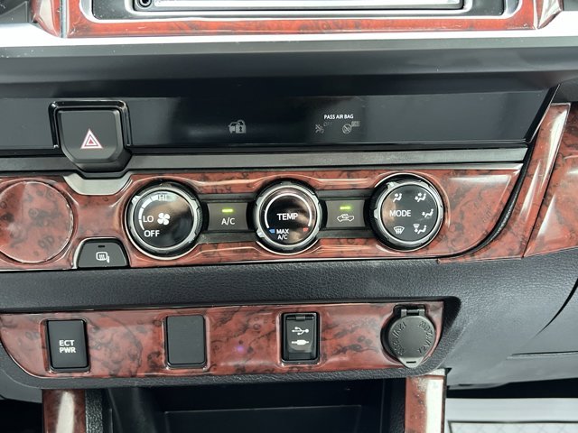 Used 2018  Toyota  image 19