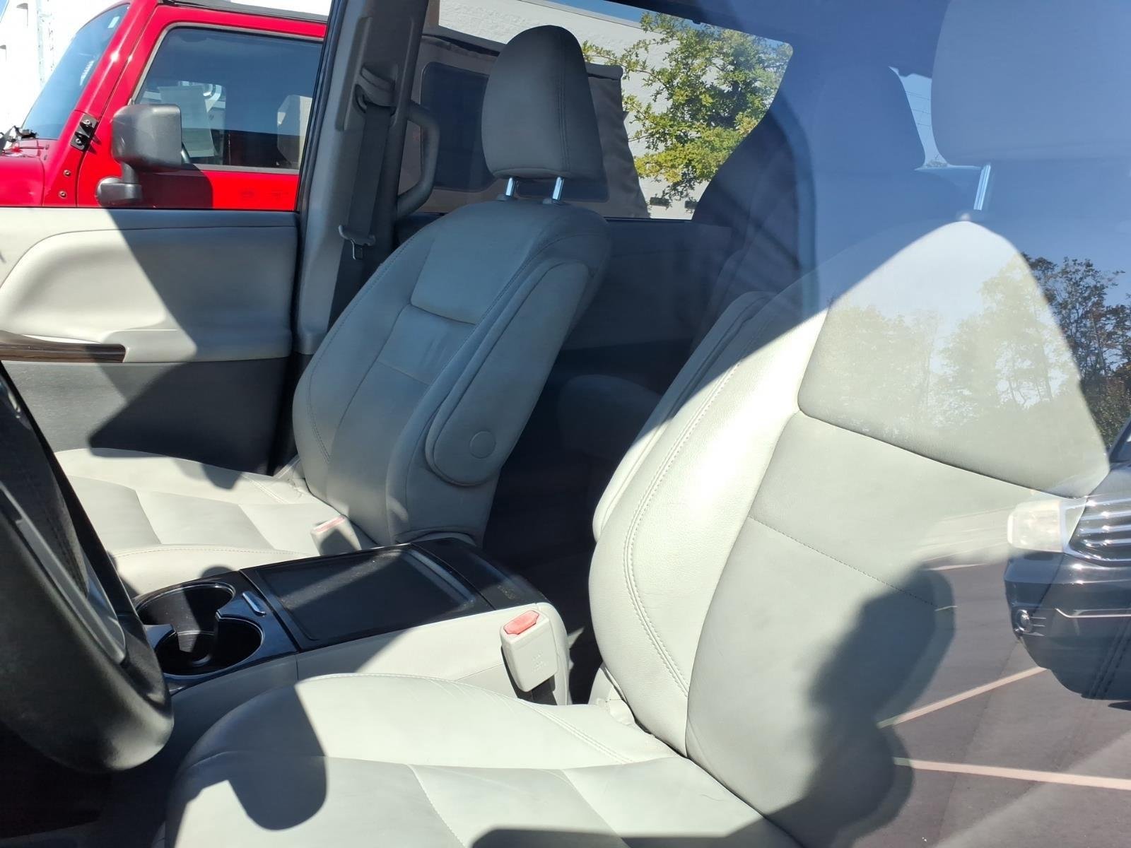 Used 2019 Midnight Black Metallic Toyota XLE image 18