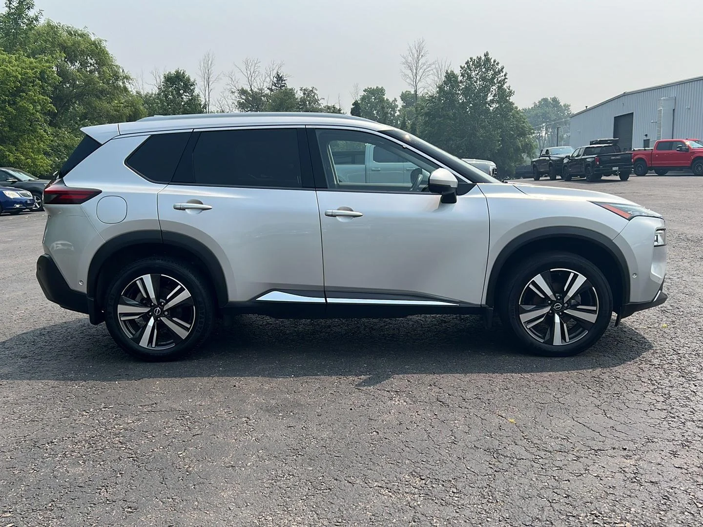 Used 2022 Brilliant Silver Metallic Nissan SL image 26
