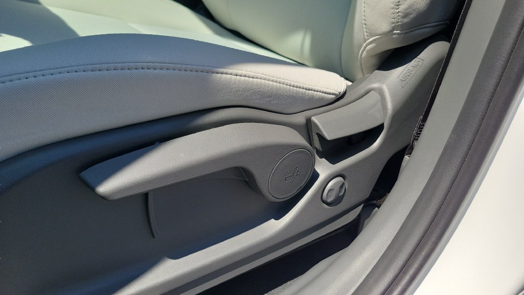 New 2026 White Hyundai SE image 18