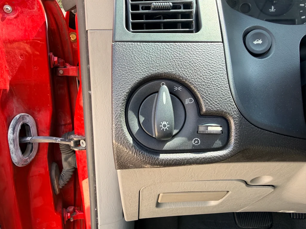 Used 2006 Infra-Red Clearcoat Ford SE image 24