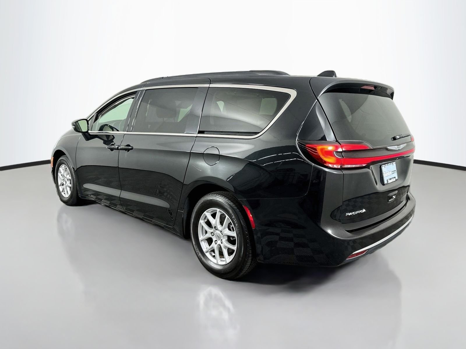 Used 2022 Brilliant Black Crystal Pearlcoat Chrysler Touring L image 4