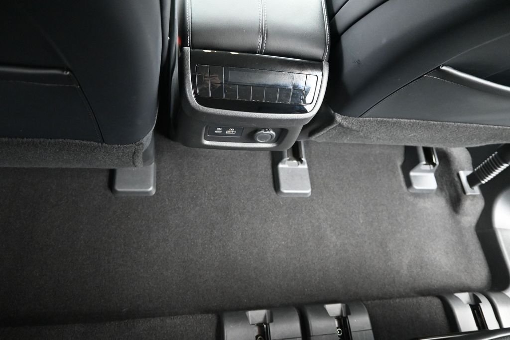 Used 2023 White INFINITI LUXE image 13