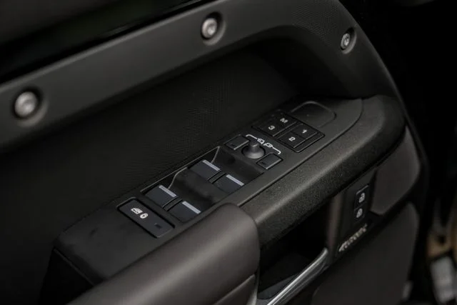2025 Land Rover Defender V8 - Photo 56