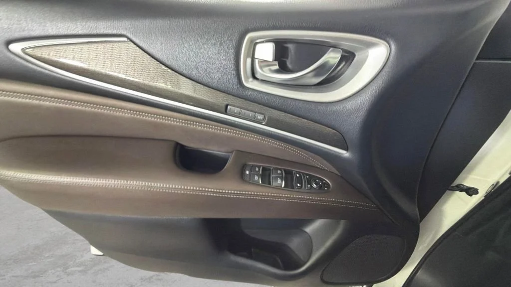 Used 2019 White INFINITI LUXE image 26