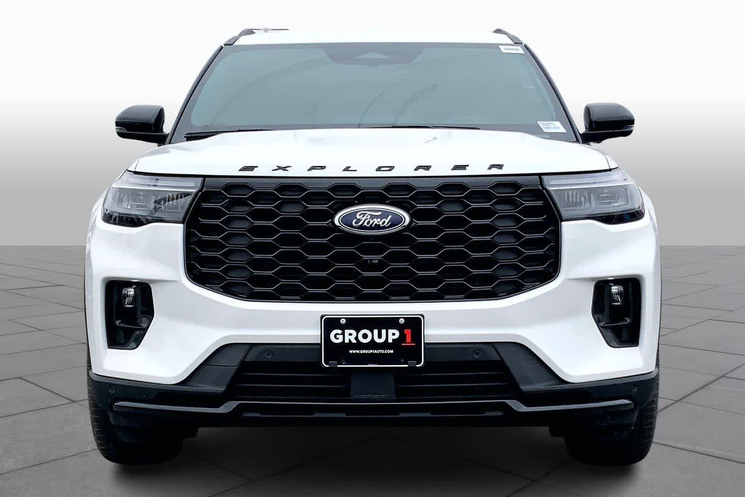 New 2026 Star White Metallic Tri-Coat Ford ST-Line image 3