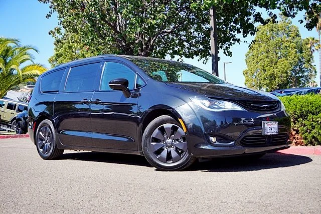 2019 Chrysler Pacifica Hybrid Limited's photo