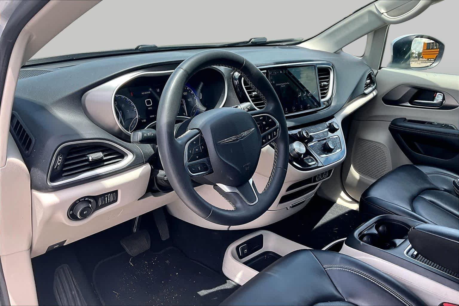 Used 2023 Silver Mist Clearcoat Chrysler Touring L image 18
