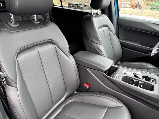 New 2026 Hydro Blue Pearl-Coat Exterior Paint Jeep Laredo image 22