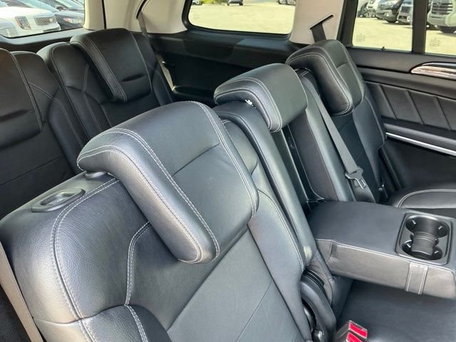 Used 2016 Gray Mercedes-Benz GL 550 image 31