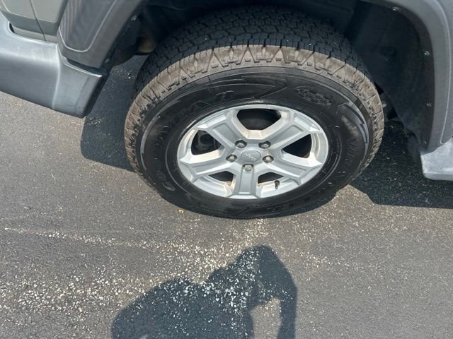 Used 2019 Gray Jeep Sport S image 12