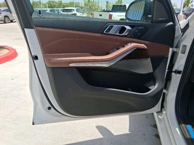 Used 2024 White BMW xDrive40i image 13