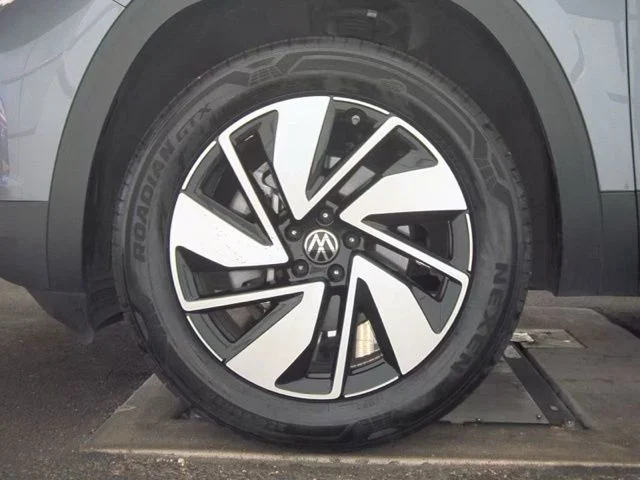 Used 2025  Volkswagen 2.0T SE w/Technology image 44
