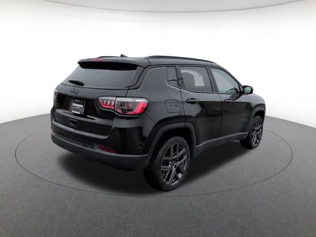New 2026 Diamond Black Crystal Pearl-Coat Exterior Paint Jeep Latitude image 6