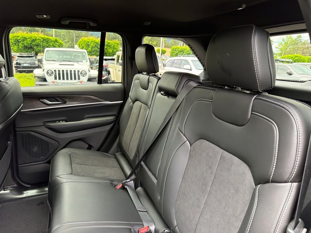 New 2026 Diamond Black Crystal Pearl-Coat Exterior Paint Jeep Altitude image 28