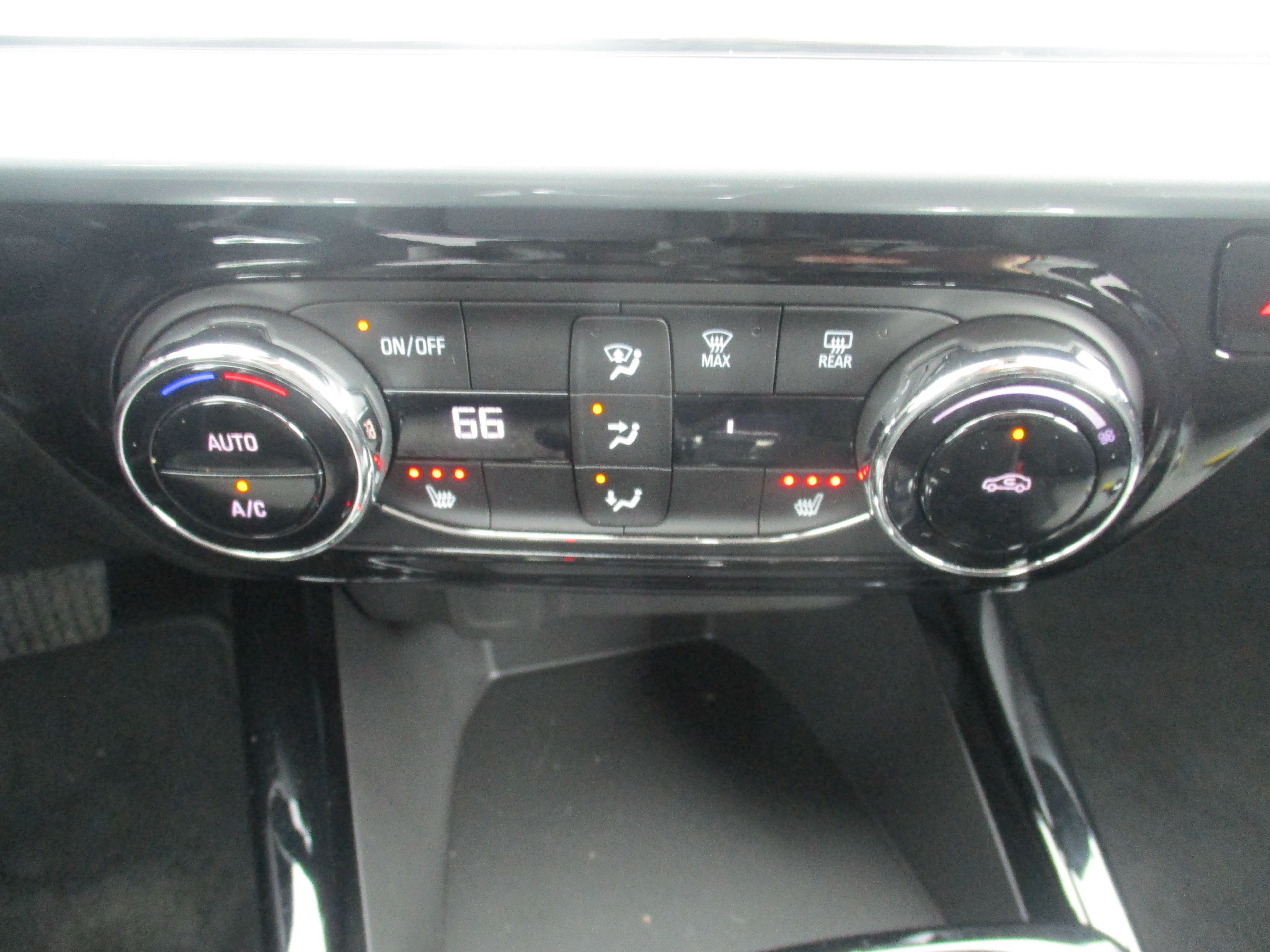 Used 2025 Sterling Gray Metallic Chevrolet LT FWD image 17