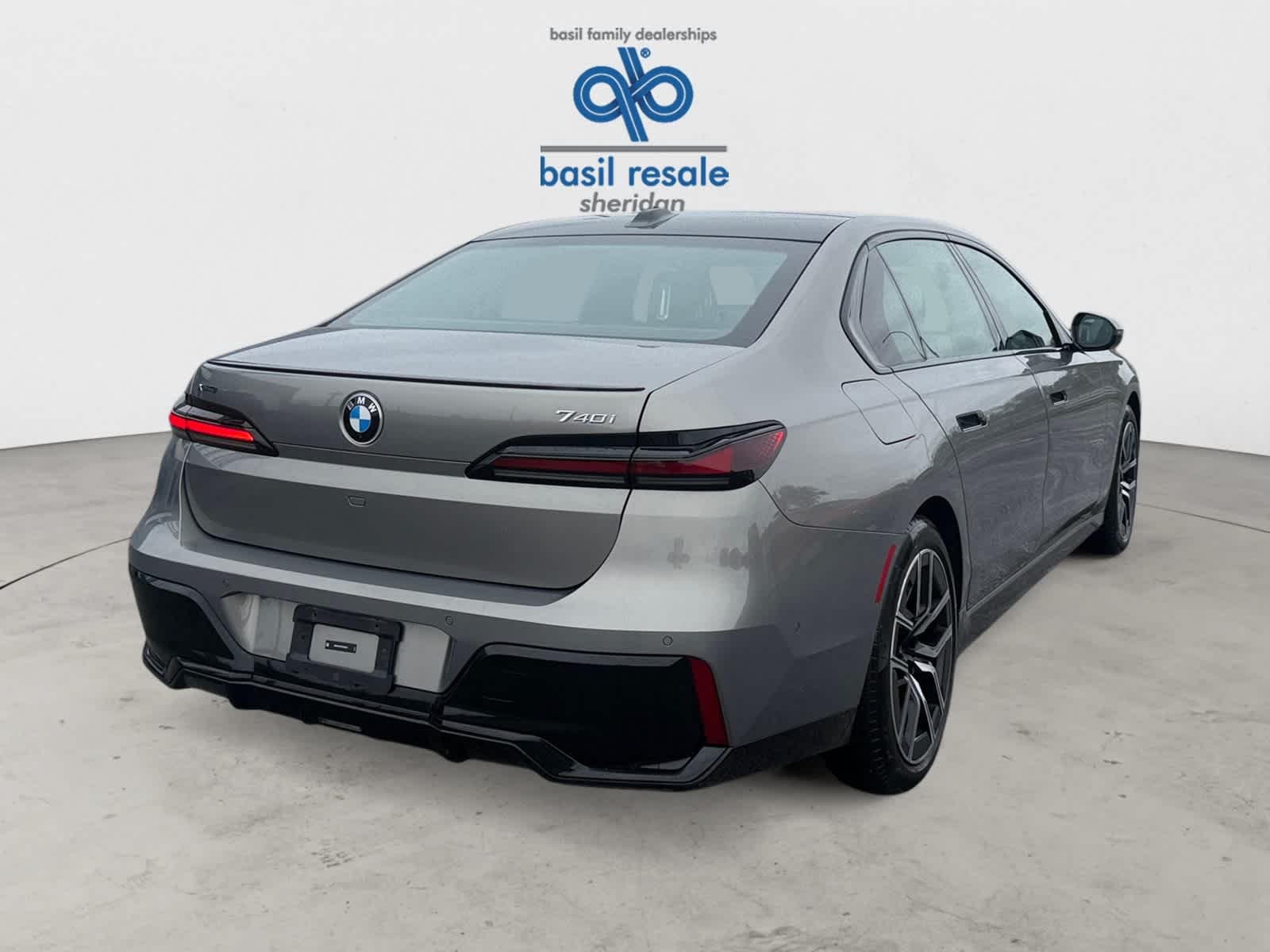 Used 2026 Oxide Grey Metallic BMW 740i xDrive image 7