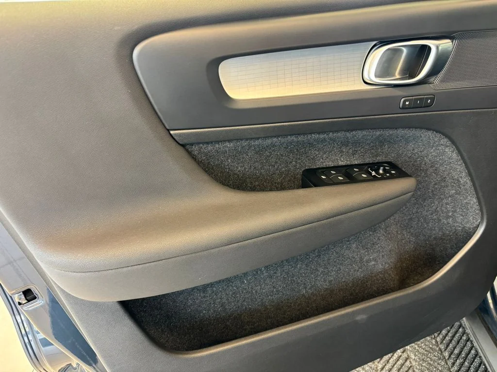 Used 2022 Blue Volvo Momentum image 13