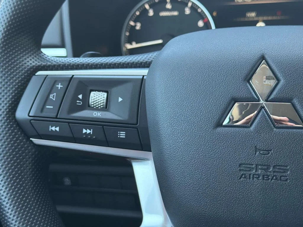 New 2026 Black Mitsubishi ES image 12