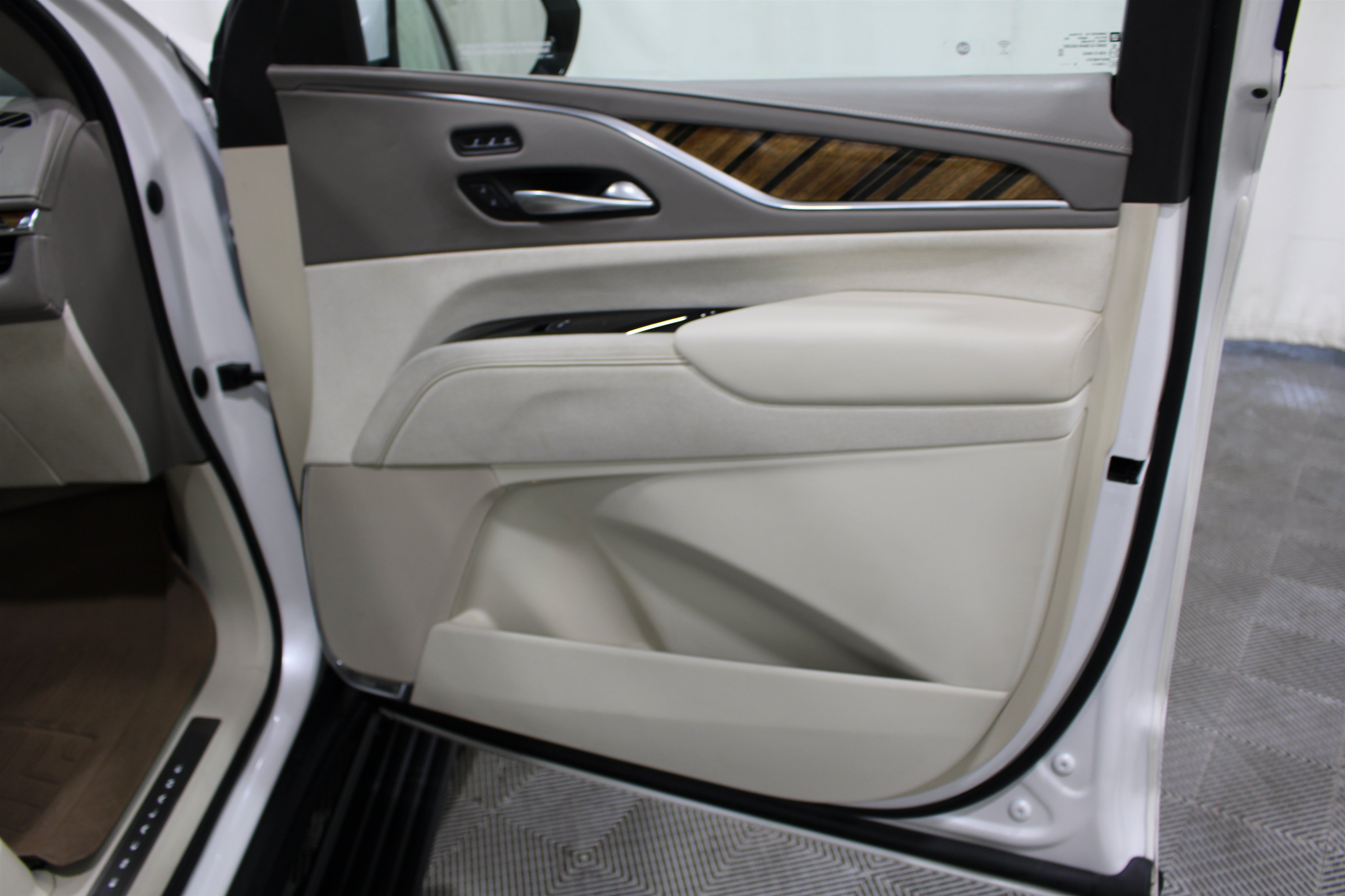 Used 2023 Crystal White Tricoat Cadillac 4WD Sport Platinum image 32