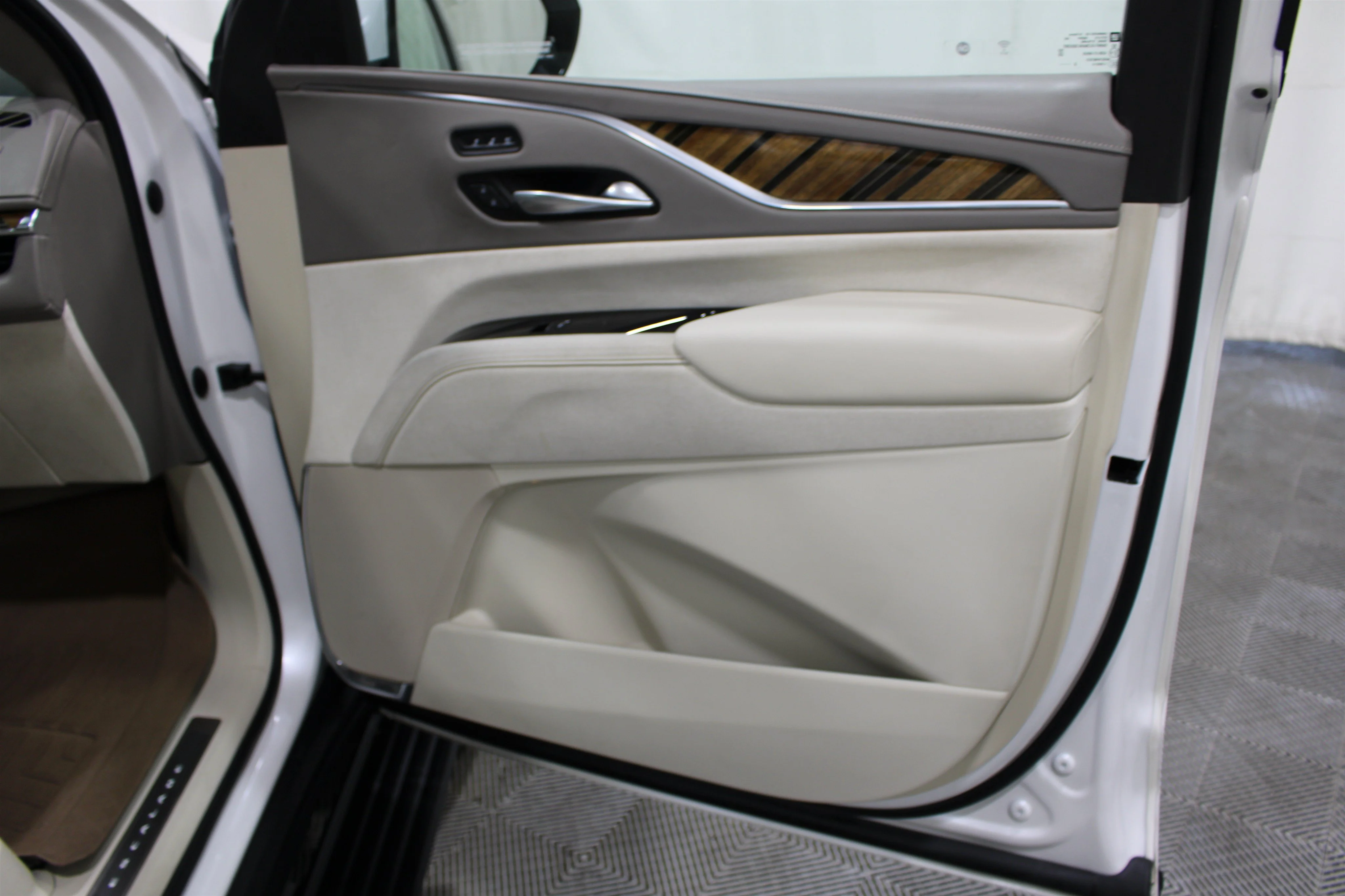 Used 2023 Crystal White Tricoat Cadillac 4WD Sport Platinum image 32