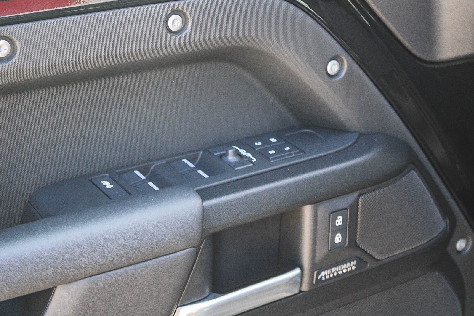 Used 2025 Silicon Silver Premium Metallic Land Rover X image 22