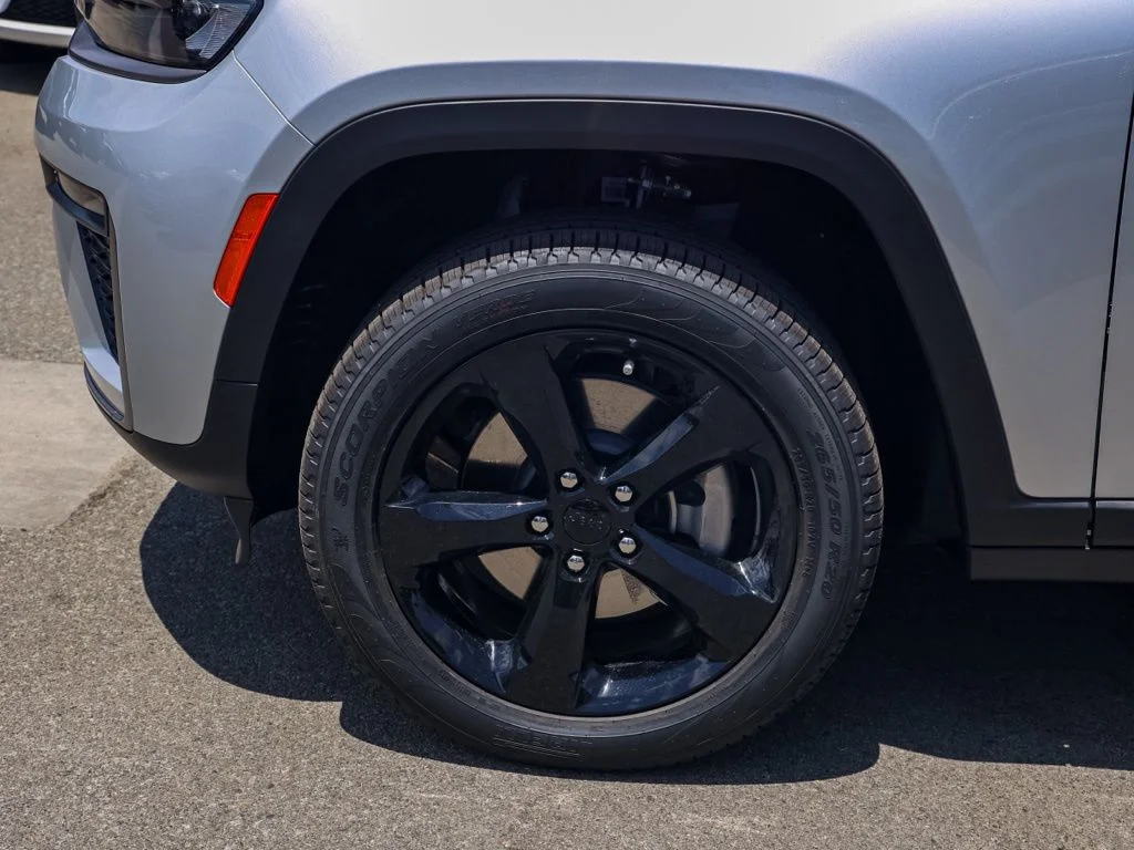 New 2026 Silver Zynith Exterior Paint Jeep Limited image 10