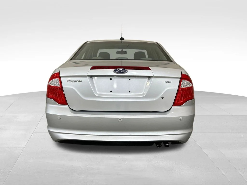 Used 2010 Silver Ford SE image 4