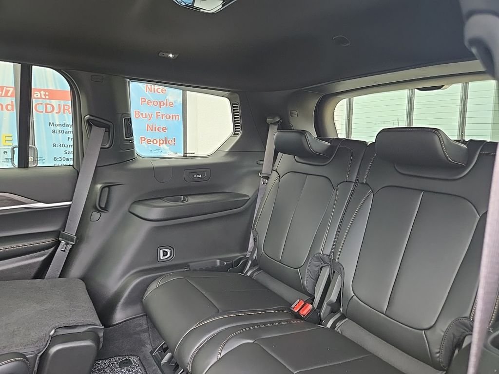 New 2026 Diamond Black Crystal Pearl-Coat Exterior Paint Jeep  image 99