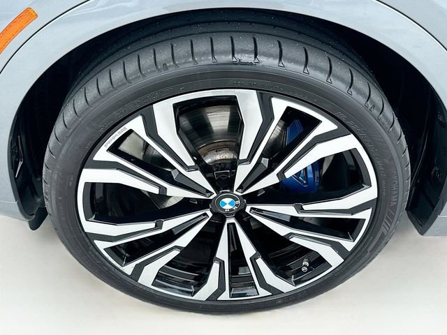 Used 2025 Gray BMW M60i image 36
