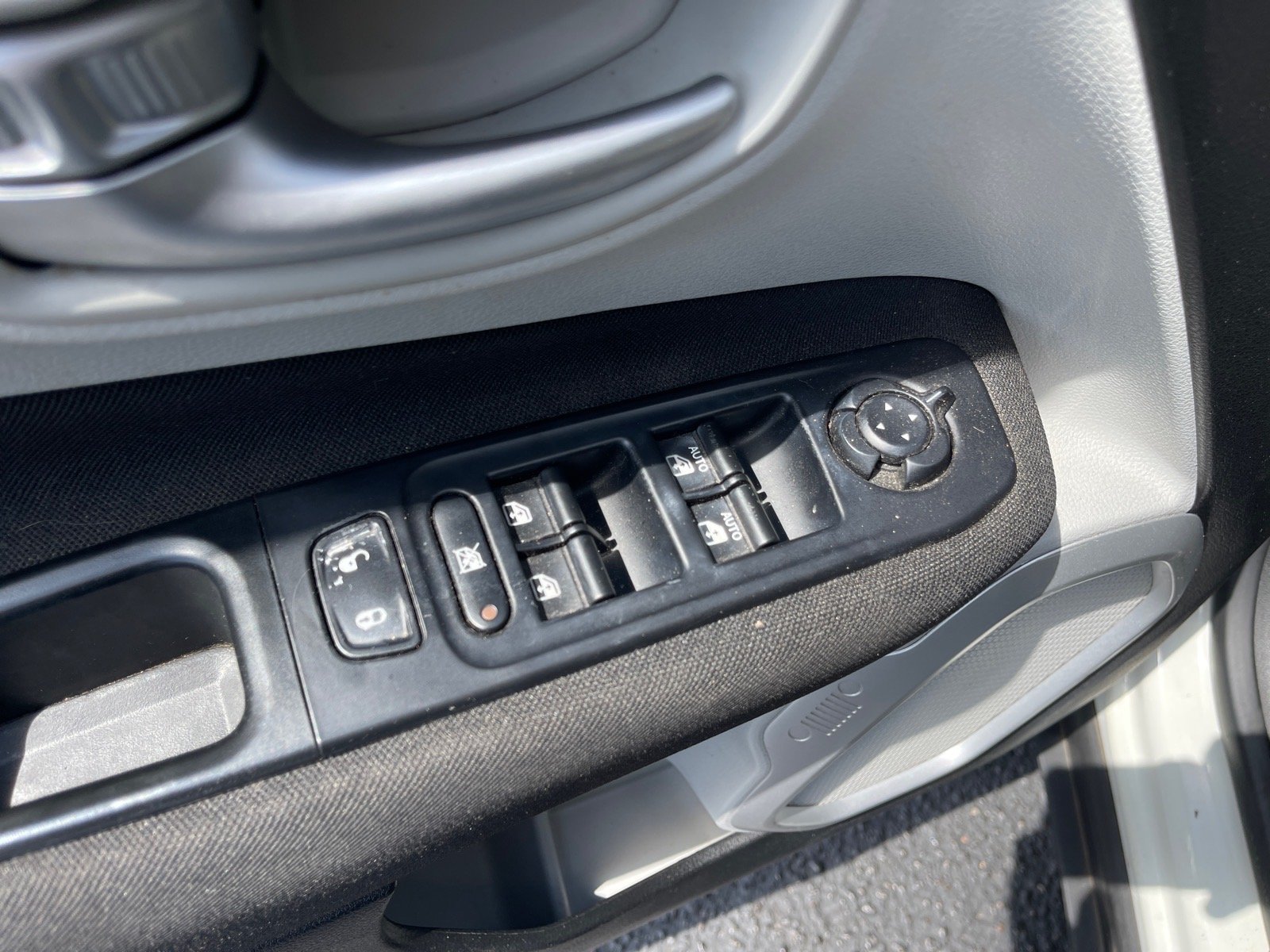 Used 2018 Alpine White Jeep Latitude image 8