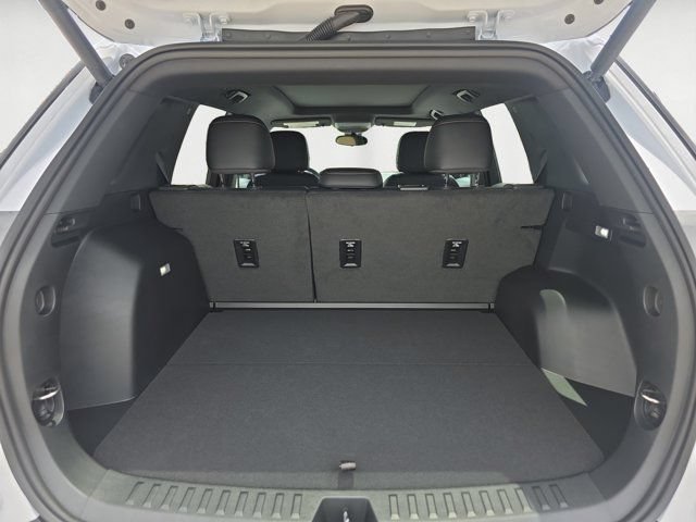 New 2027 Polar White Tricoat Chevrolet ACTIV image 20