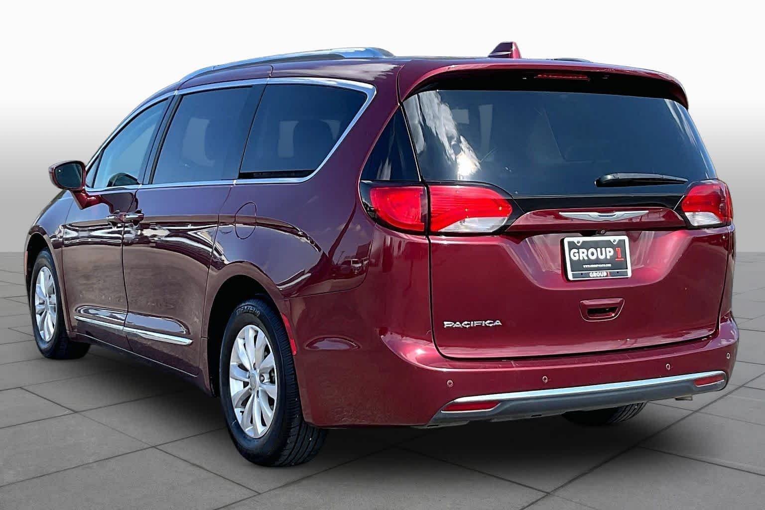 Used 2018 Velvet Red Pearlcoat Chrysler Touring L image 11
