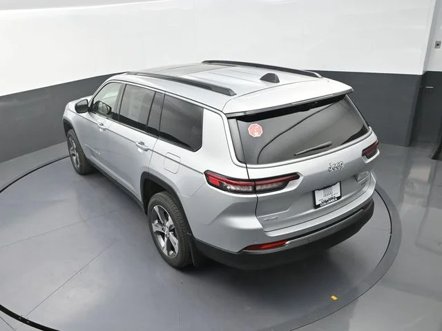 New 2026 Silver Zynith Exterior Paint Jeep Limited image 15
