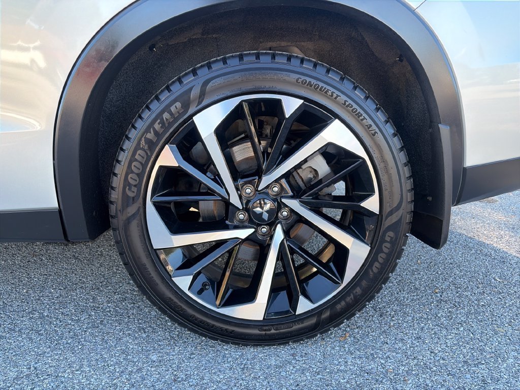 Used 2022 Silver Mitsubishi SE image 37