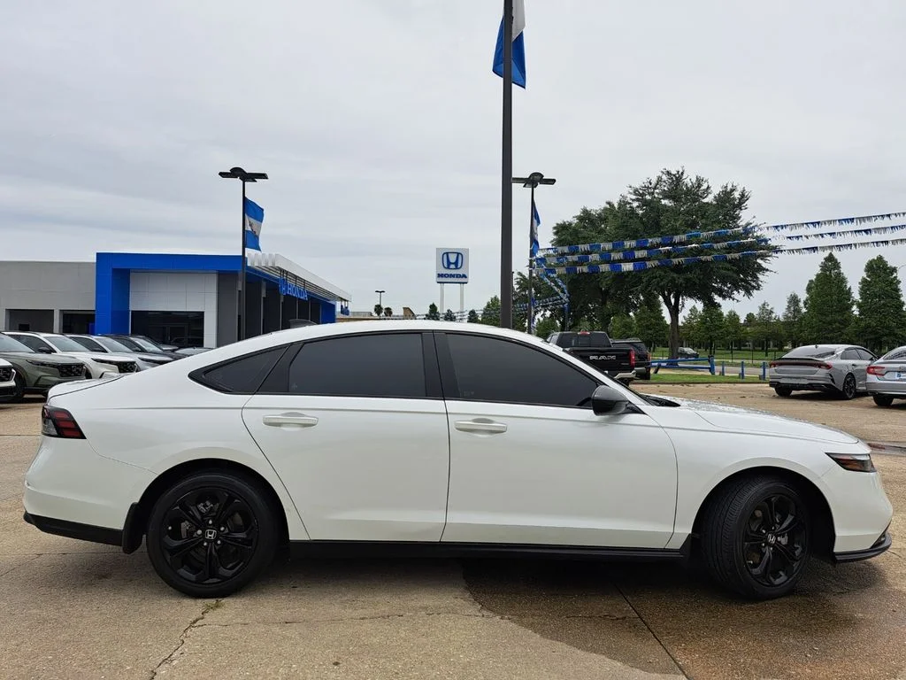 Certified Used 2025 Platinum White Pearl Honda SE image 4