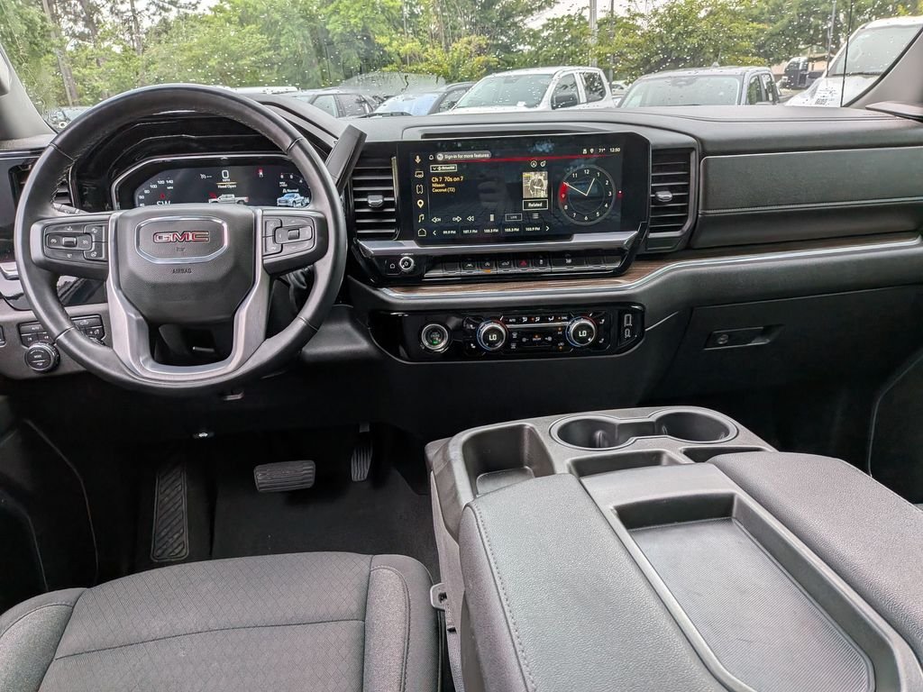 Used 2023 White GMC Elevation image 28