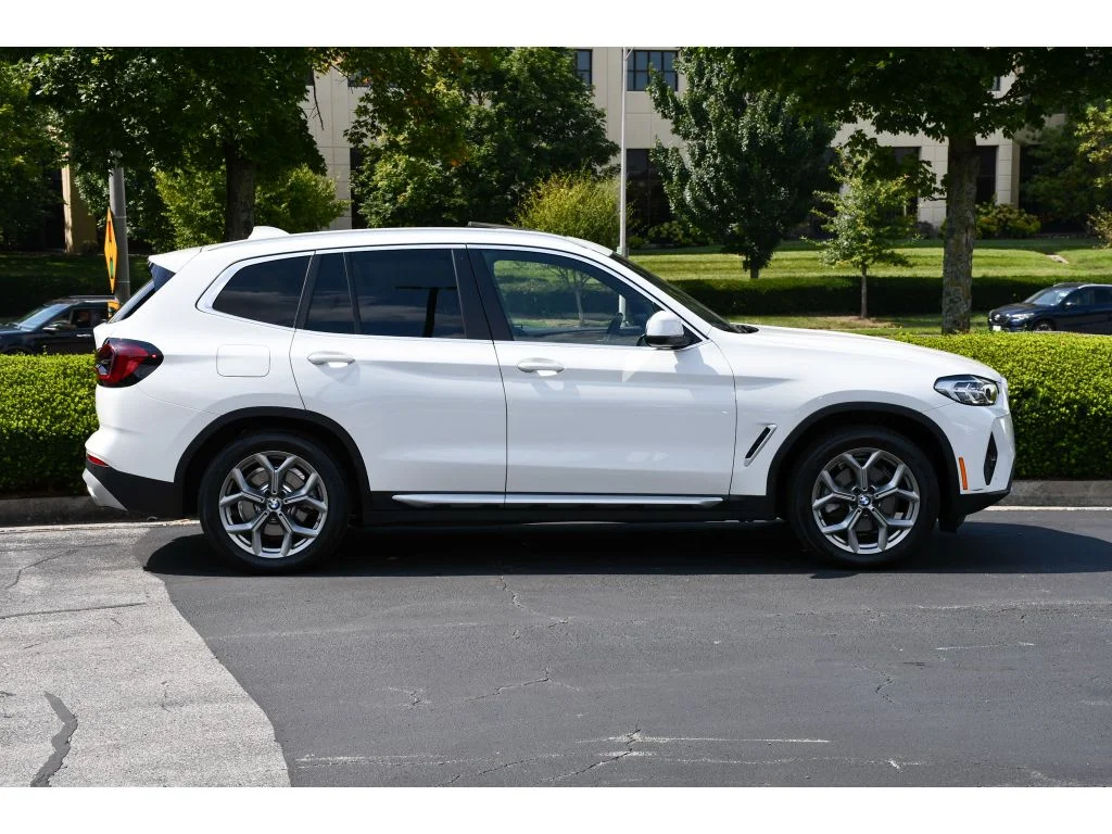 Used 2022 Alpine White BMW xDrive30i image 3