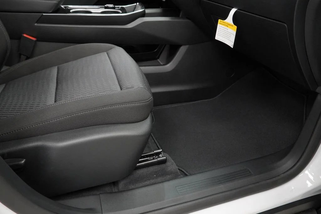 New 2027 Summit White Chevrolet LT image 30