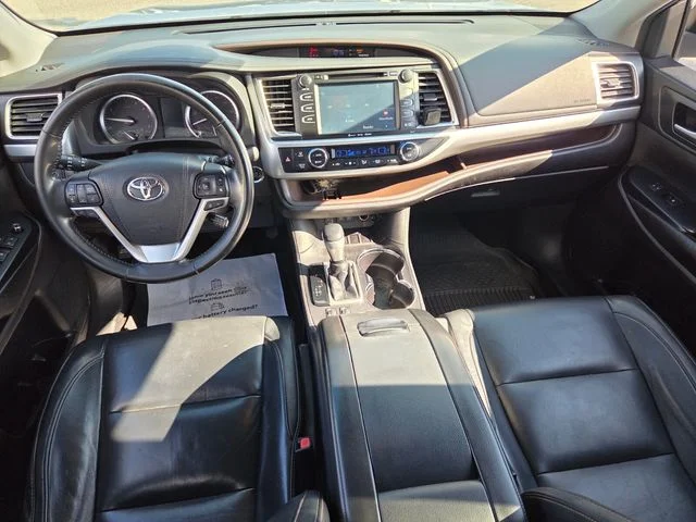 Used 2017 Silver Toyota XLE image 11