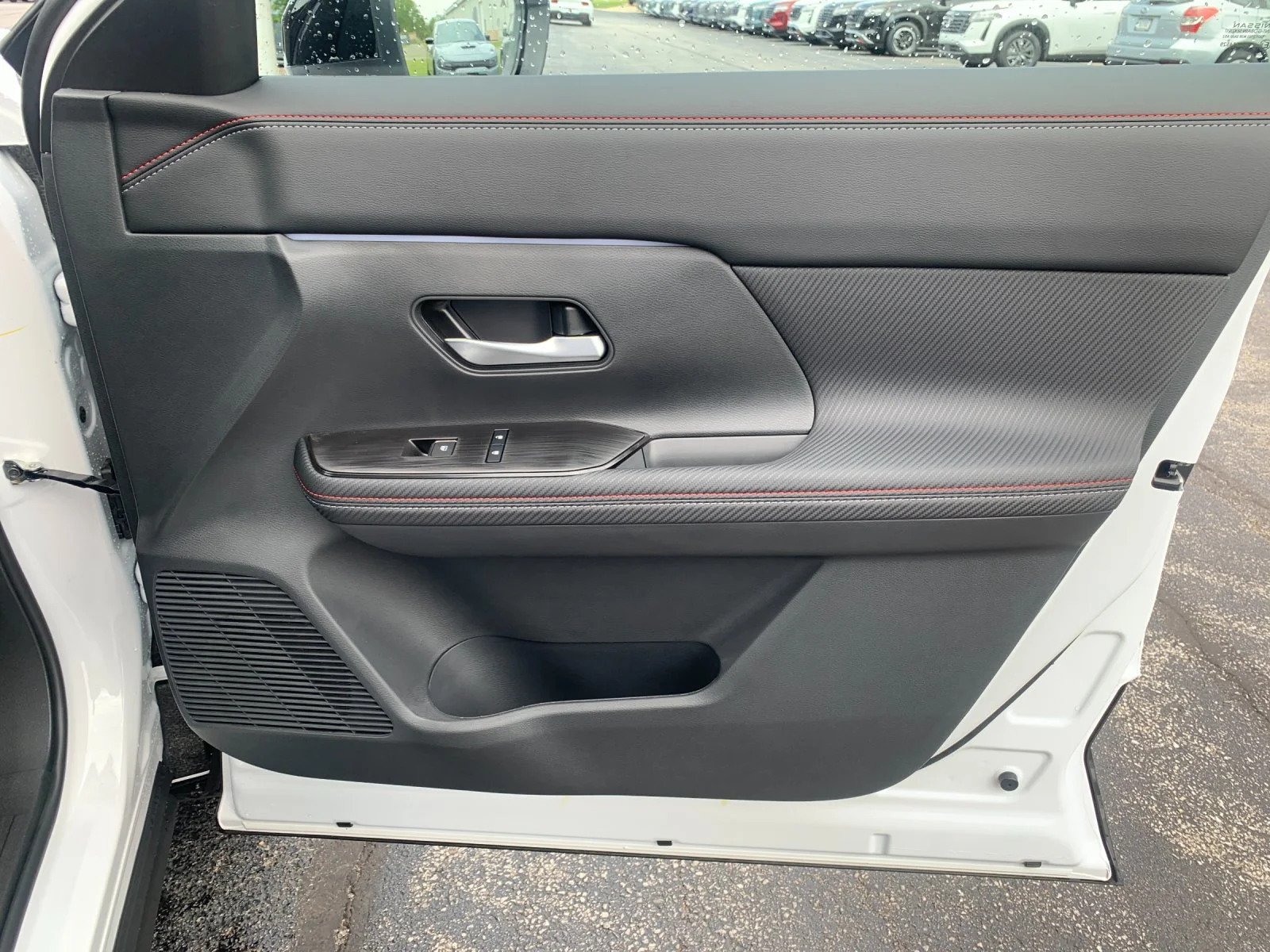 New 2026 Aspen White TriCoat / Super Black Two-tone Nissan SR image 18