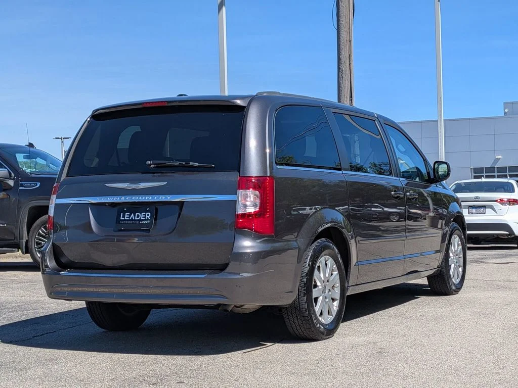 Used 2015 Gray Chrysler LX image 7