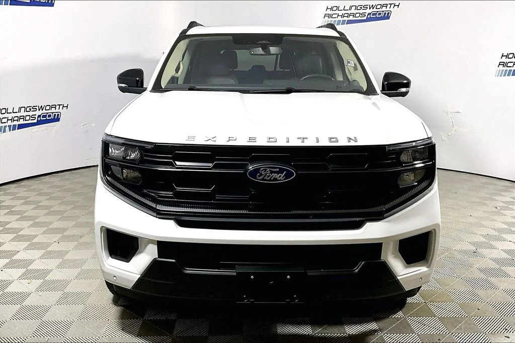 Used 2025 Oxford White Ford Active image 2