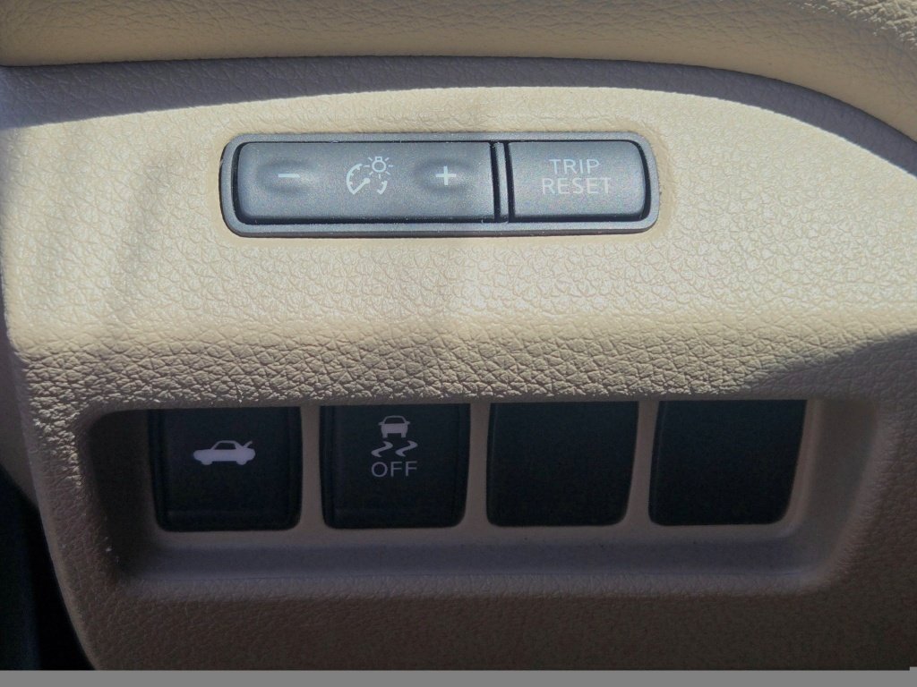 Used 2016 White Nissan 2.5 SV image 24