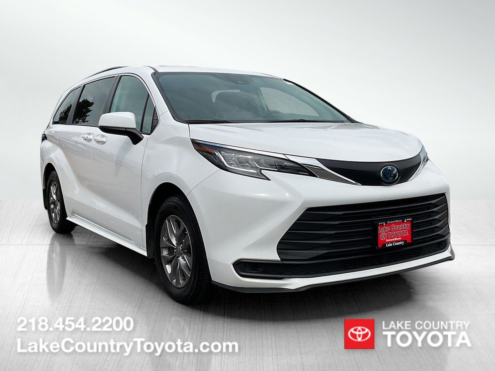 Used 2021 White Toyota LE image 7