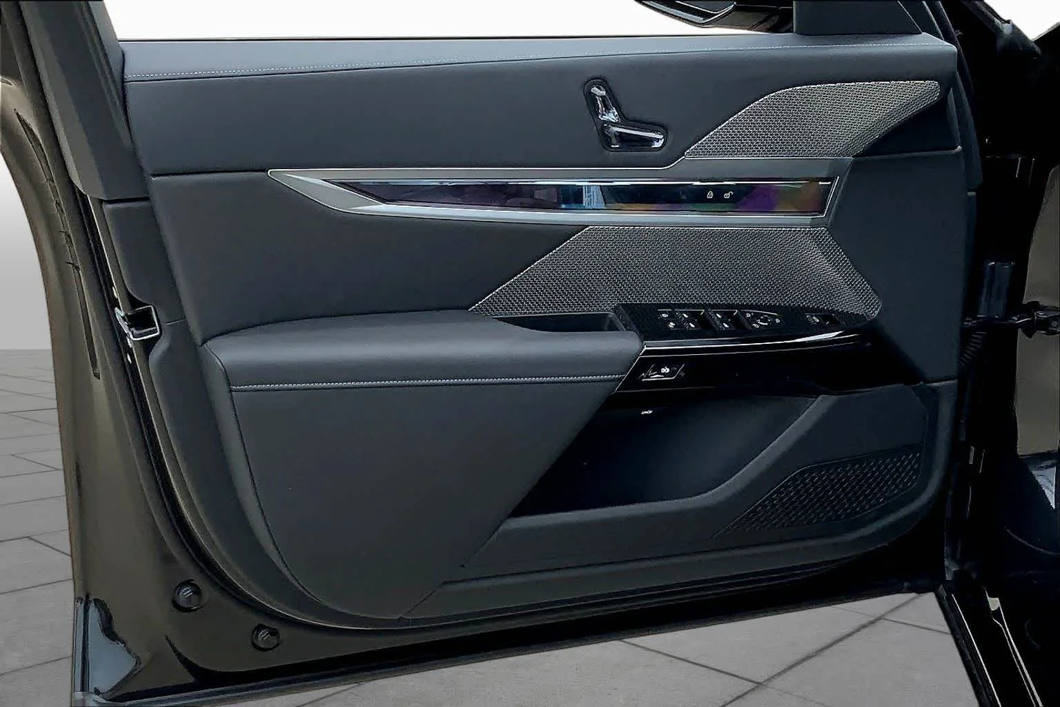 2025 BMW 7 Series 760i - Photo 10