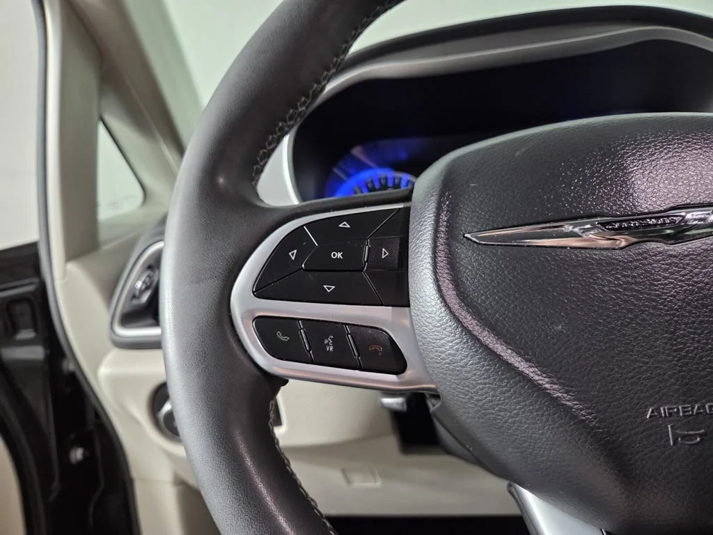 Used 2023 Brilliant Black Crystal Pearlcoat Chrysler Touring L image 19