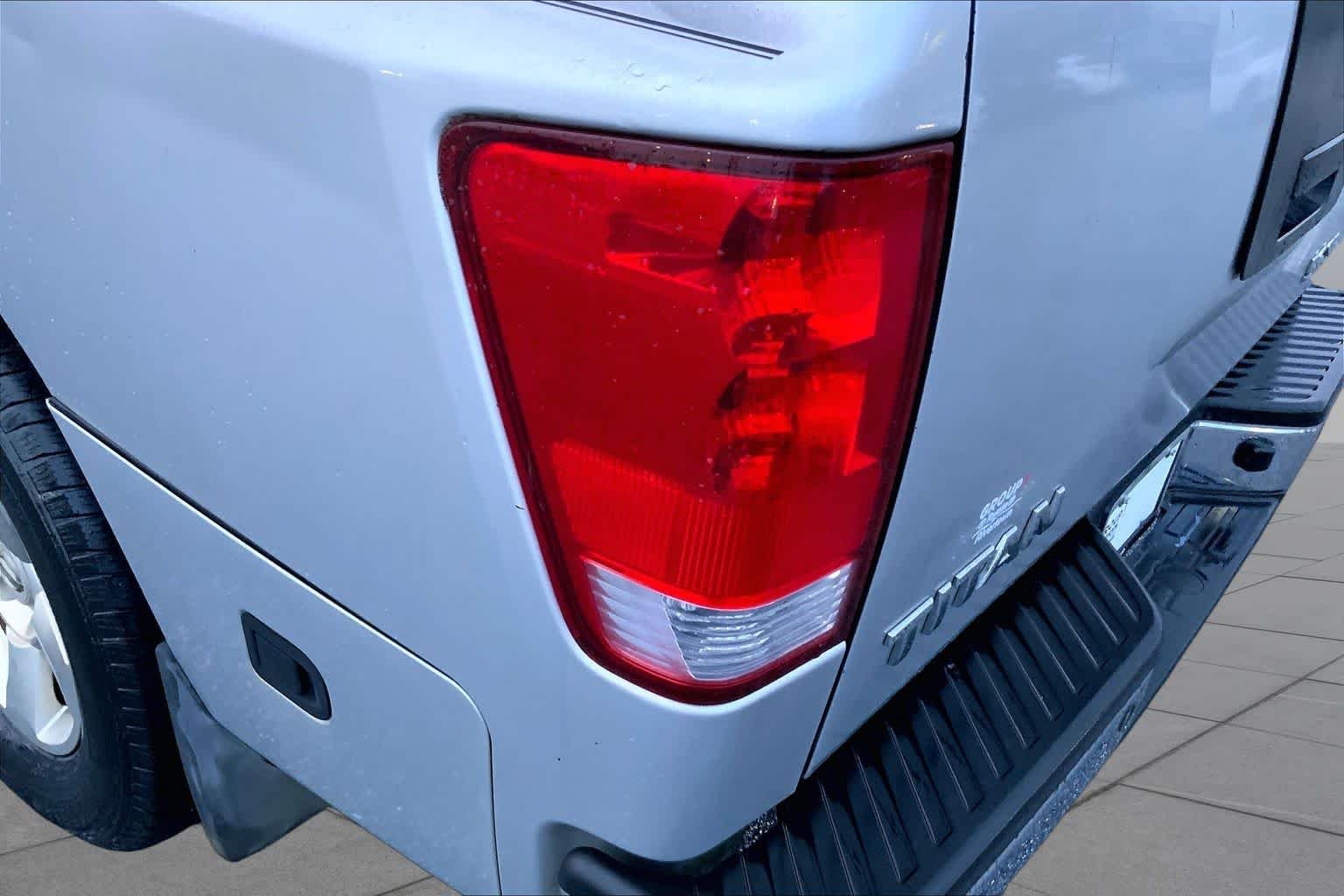 Used 2007 Radiant Silver Nissan SE image 23