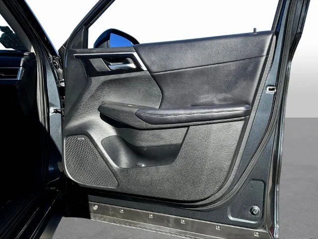 Used 2025 Black Mitsubishi SE image 30