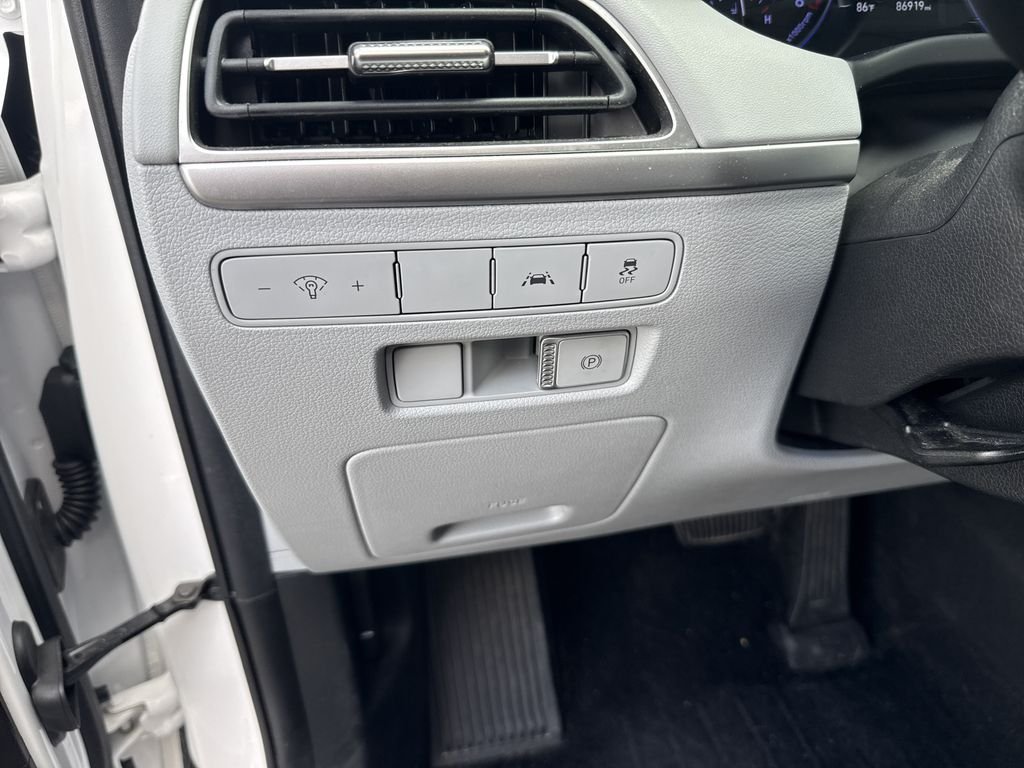 Used 2020 Hyper White Hyundai SE image 19